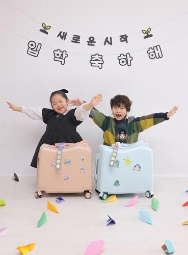 동국제그룹이 보낸 캐리어 가방 선물로 받은 어린이들. [동국제강그룹 제공]